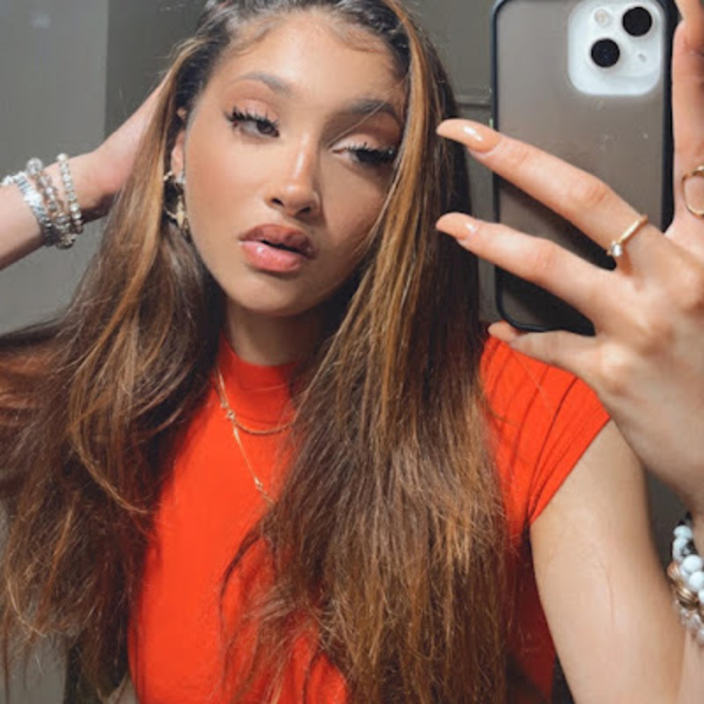 Meet your Posher, Alexis